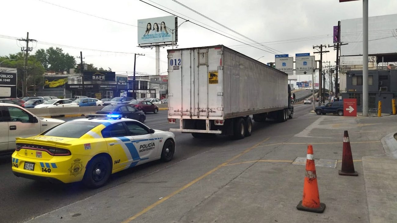 Detienen a trailero con caja robada en Av. Gonzalitos
