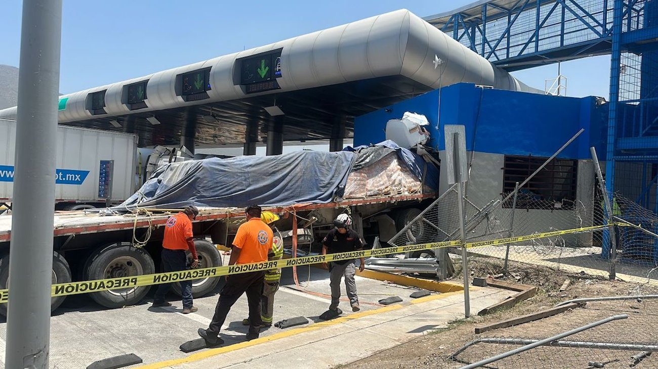 Tráiler se estrella contra caseta de autopista a Saltillo