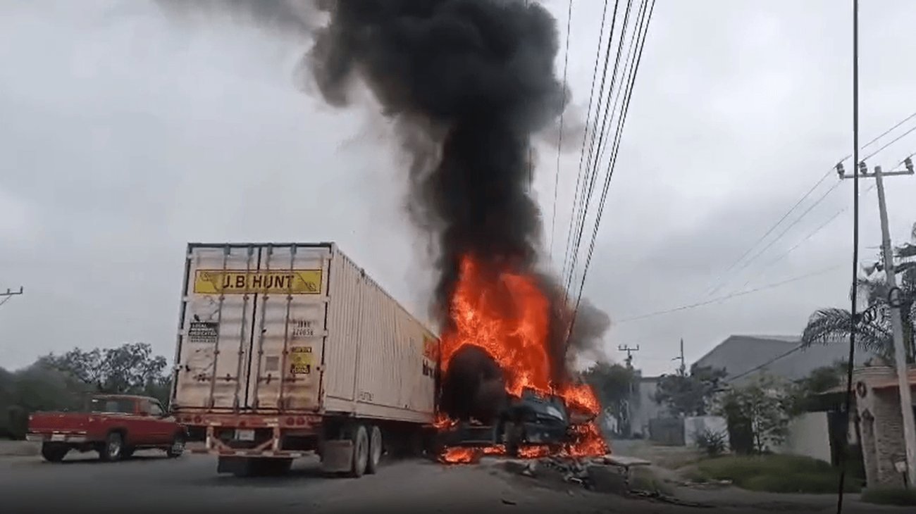 Se incendia tráiler tras salirse del camino en Salinas Victoria