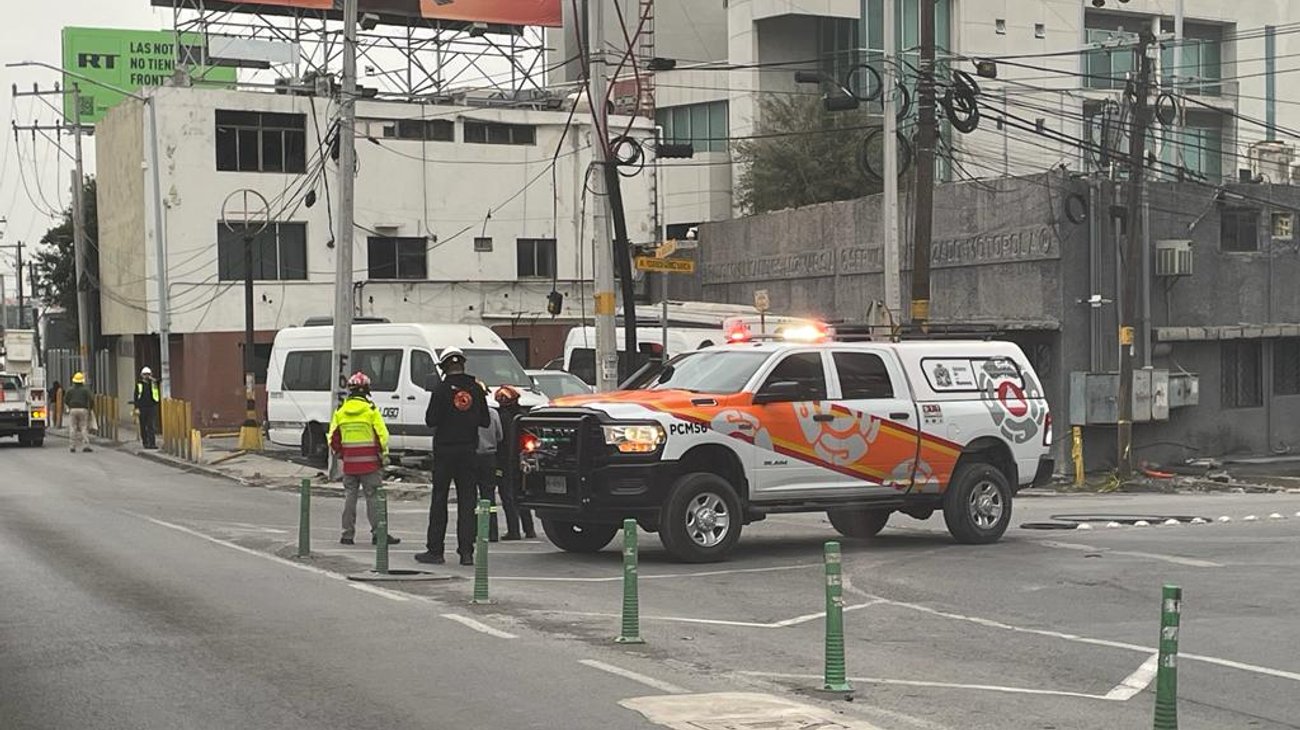 Derriba tráiler cables de energía en lateral de Revolución 
