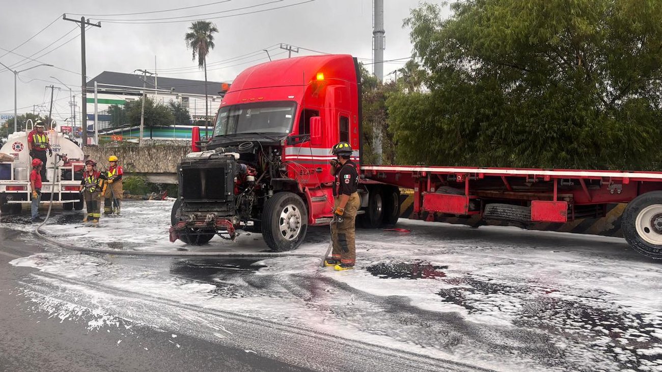 Choque de tractocamión colapsa la avenida Revolución