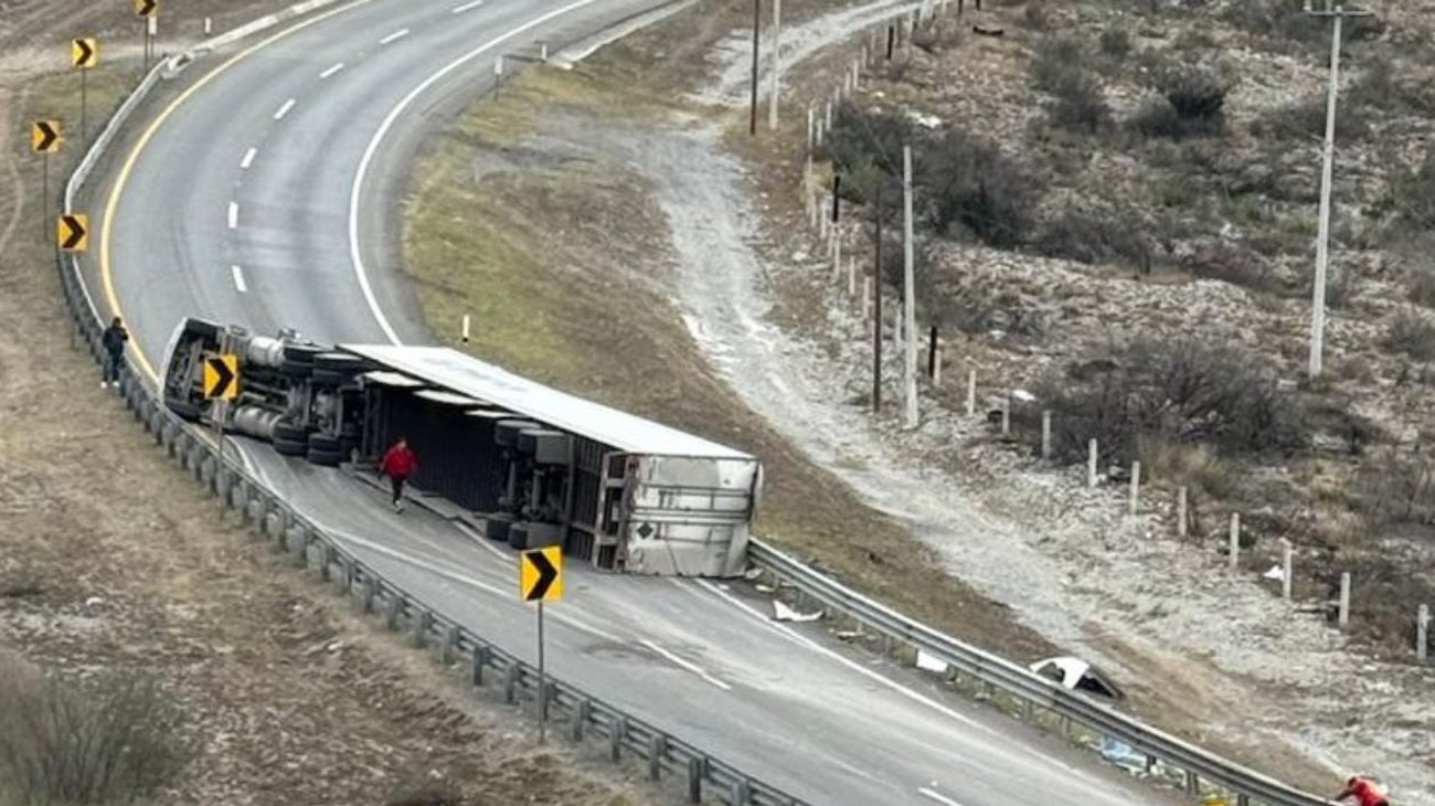 Liberan carriles de Monterrey-Saltillo tras volcadura de tráiler