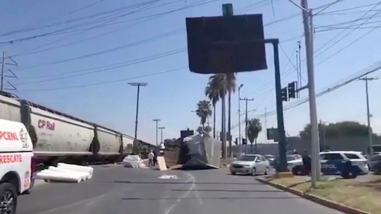 Impacta tren a tráiler; caja queda partida a la mitad