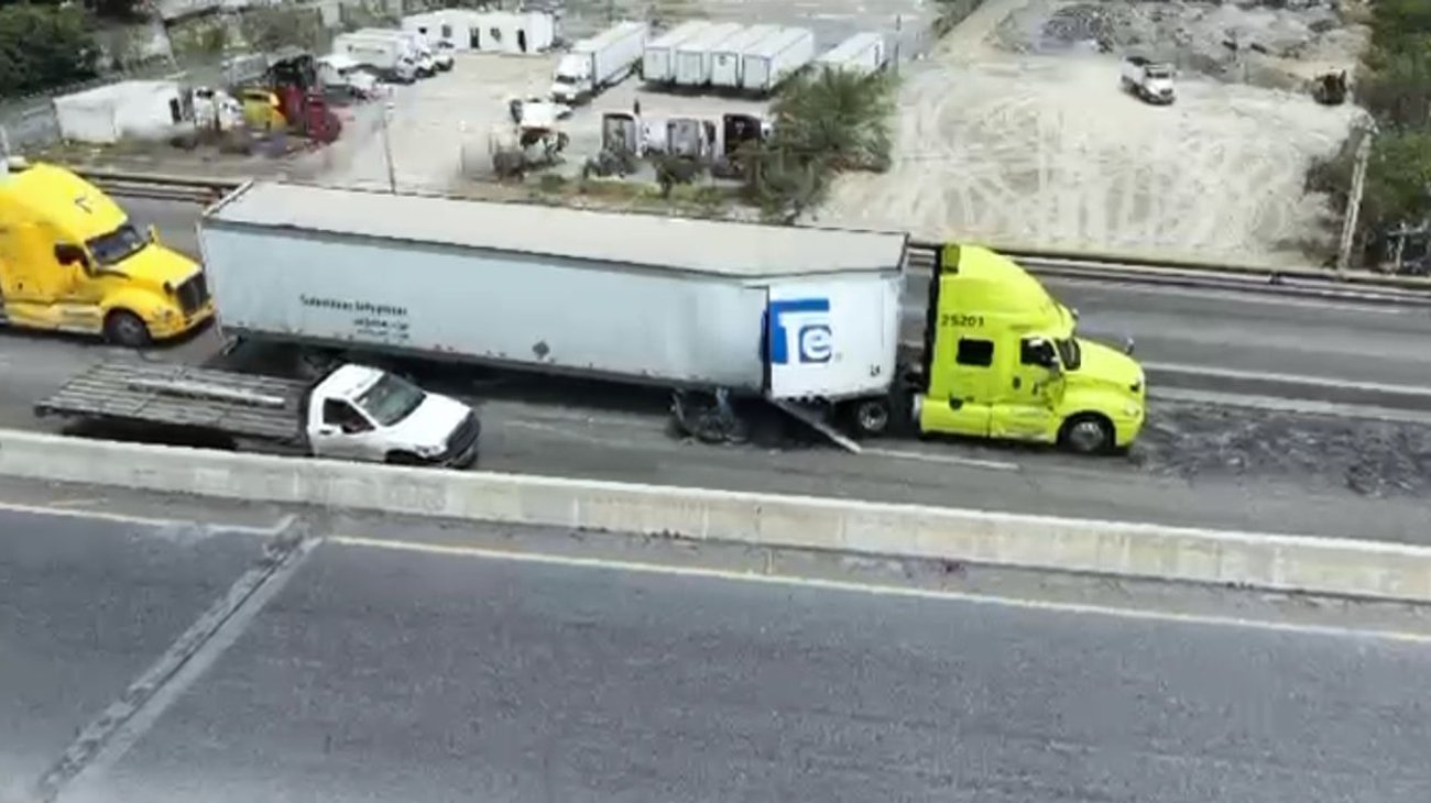 Colapsa Libramiento Noreste por tráiler varado en paso elevado