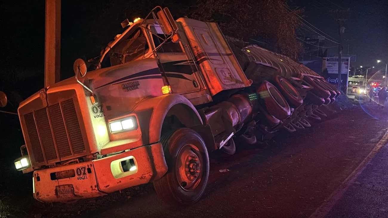 Choca auto a camión de carga en la Carretera Nacional