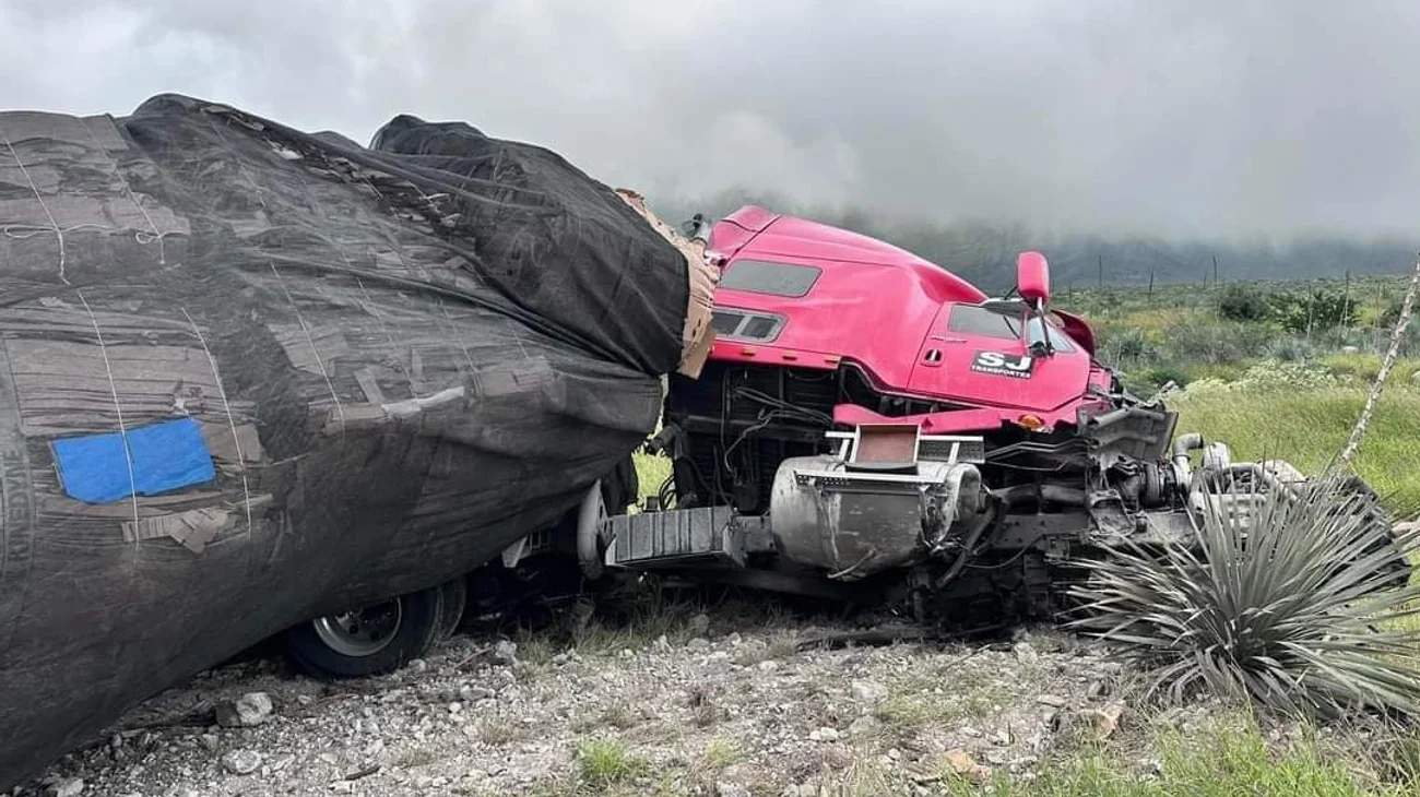 Vuelca tráiler en la carretera libre Saltillo-Monterrey