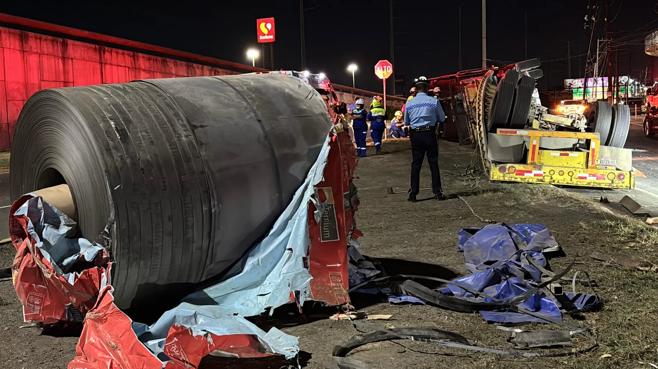 Tráiler con rollo de acero vuelca en San Nicolás