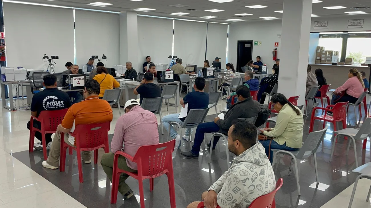 Enfrentan contribuyentes largas filas para trámites vehiculares