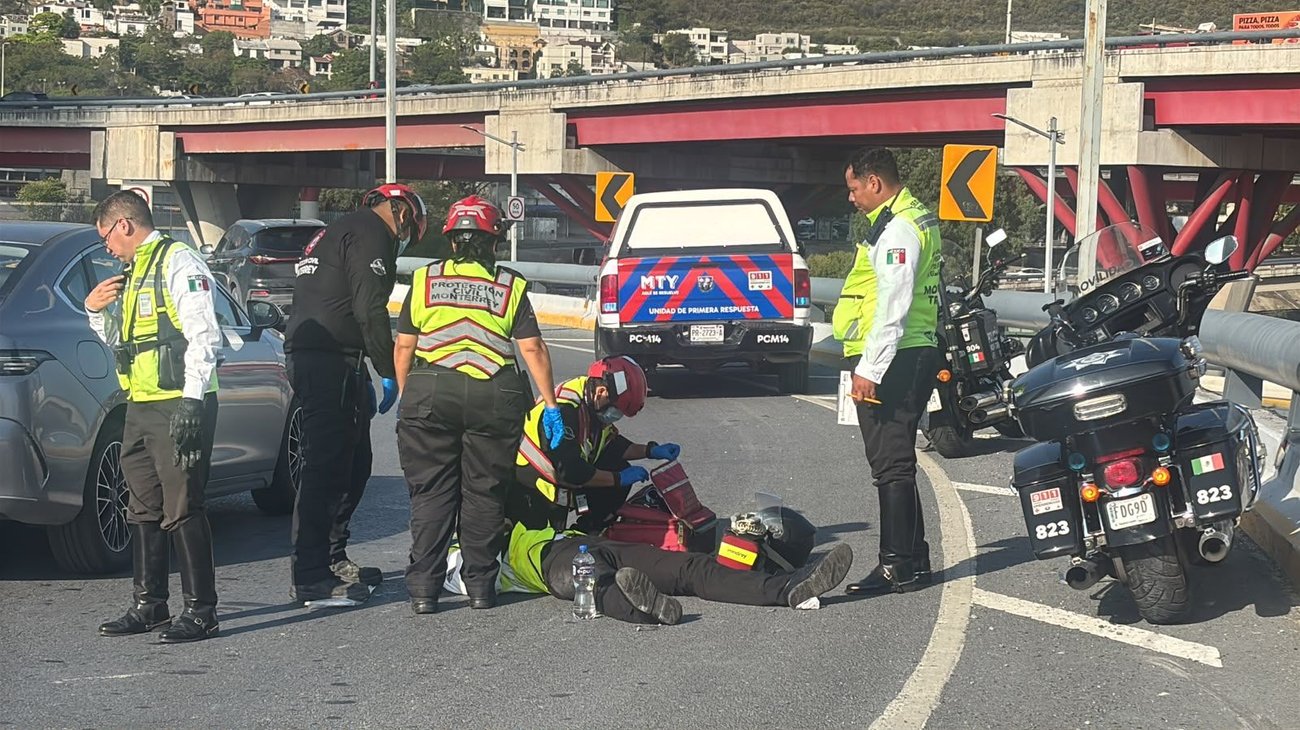 Tránsito de Monterrey lesionado tras derrapar en motocicleta