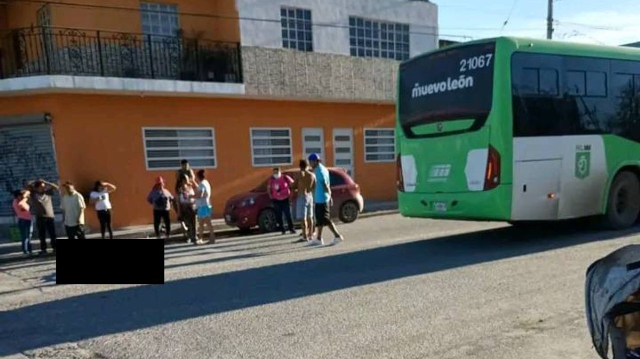 Chofer de Transmetro atropella y mata a hombre en Escobedo