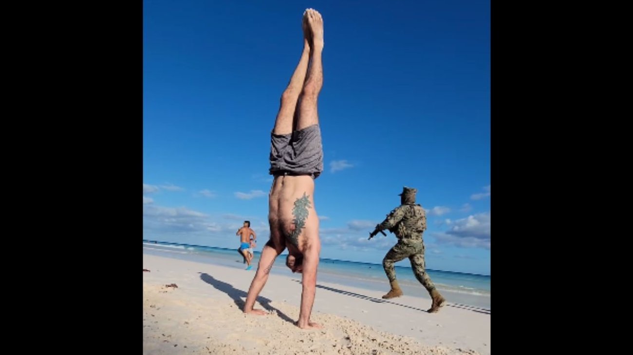 Transmite maestro clase de yoga y graba persecución en Tulum