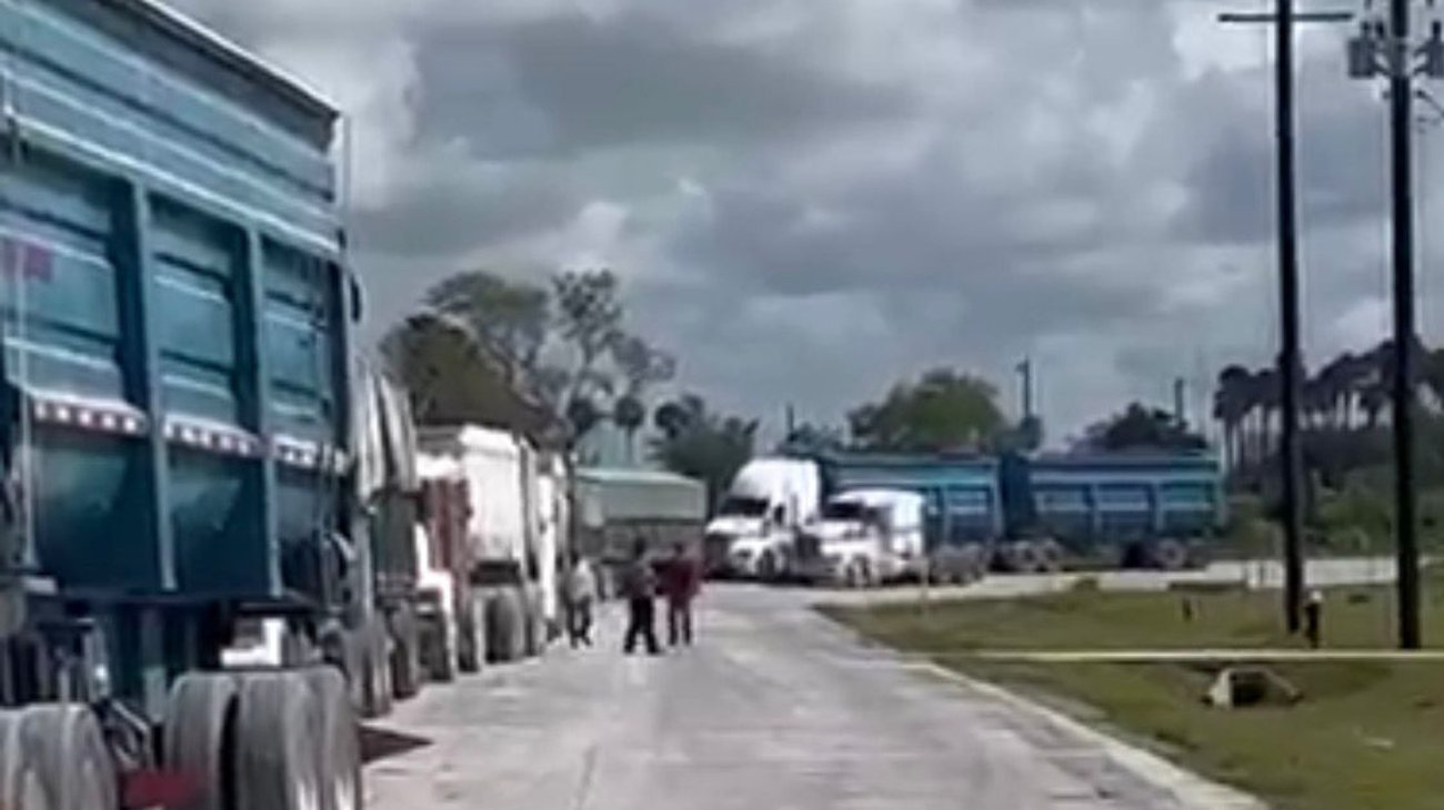 Exigen transportistas solución a restricciones que afectan cruces