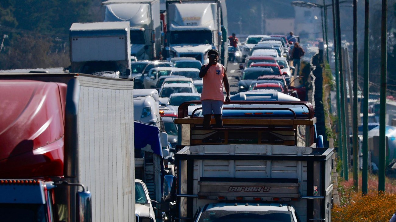 Transportistas anuncian bloqueos en carreteras en pleno Mundial
