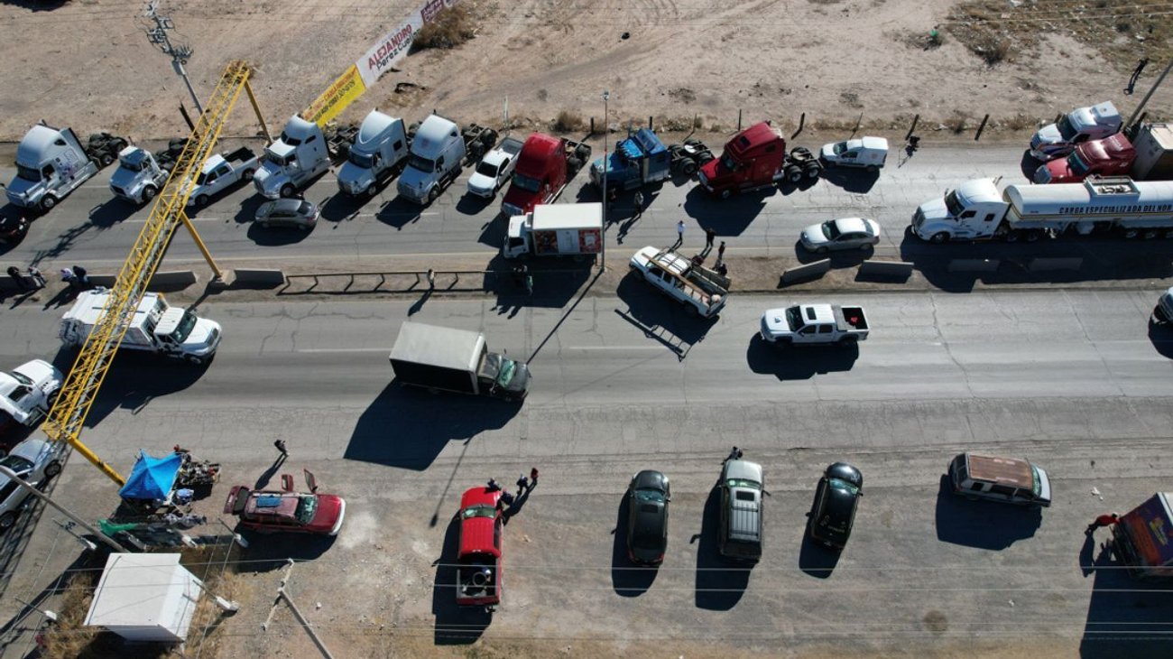 Transportistas protestan por violencia y cierran carreteras