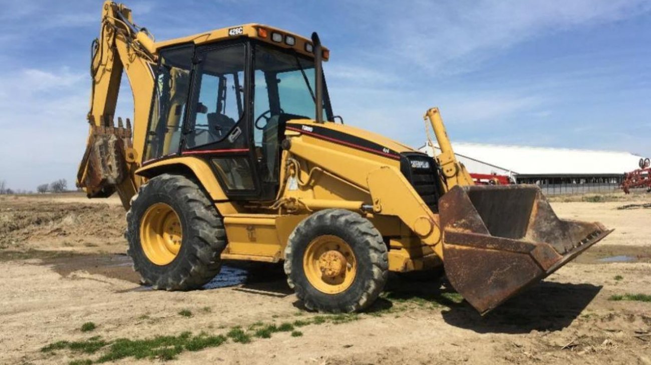 Traslada el cadáver de su primo en una retroexcavadora