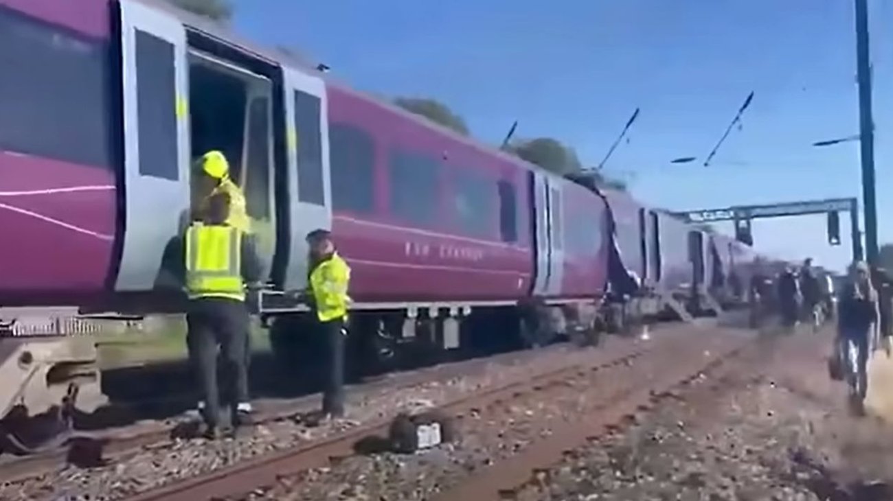 Colisionan dos trenes cerca de Bedford en Inglaterra