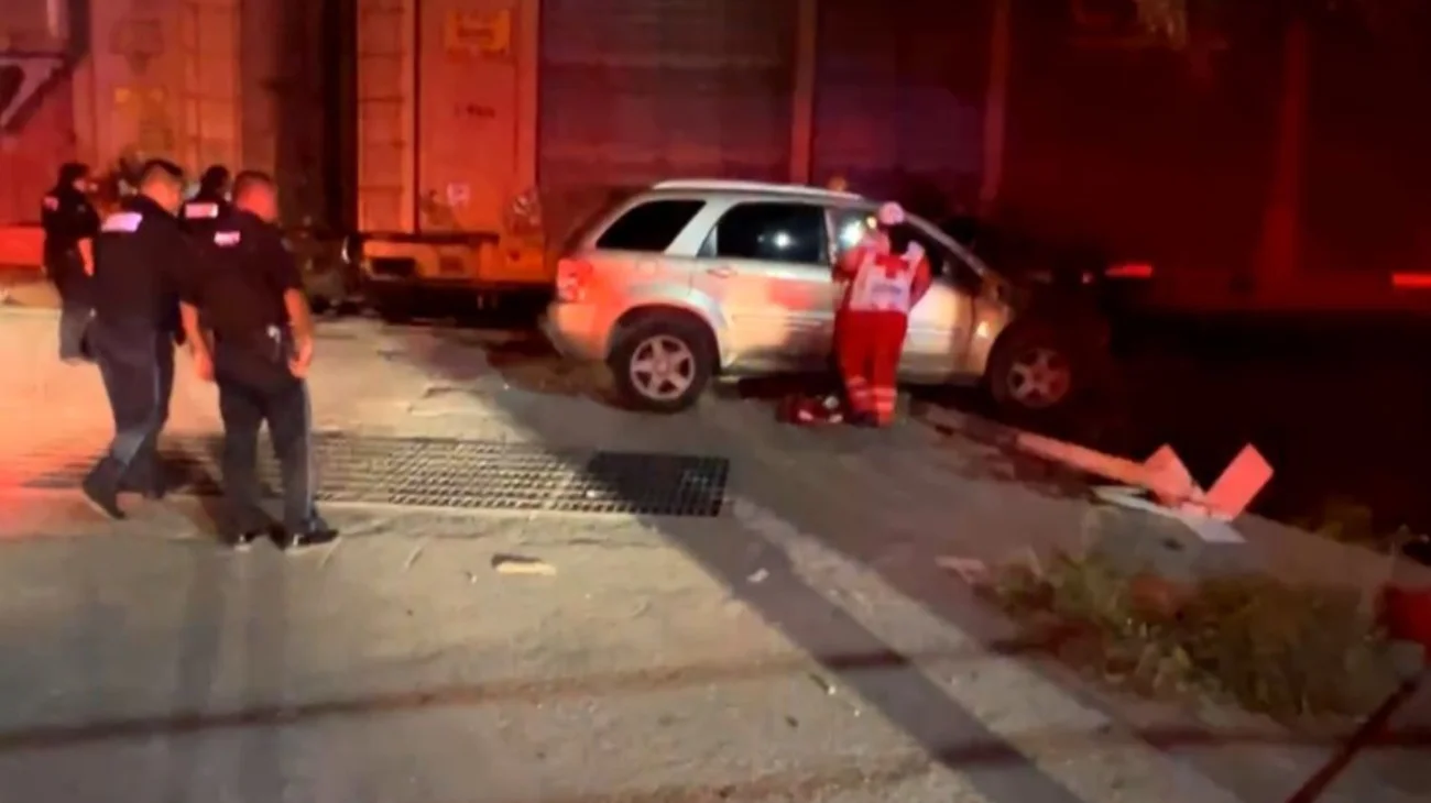 Tren choca camioneta que intentó ganarle el paso en Linares