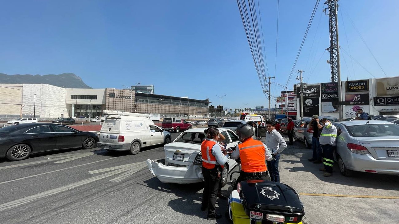 Intenta ganarle el paso al tren y termina embestido