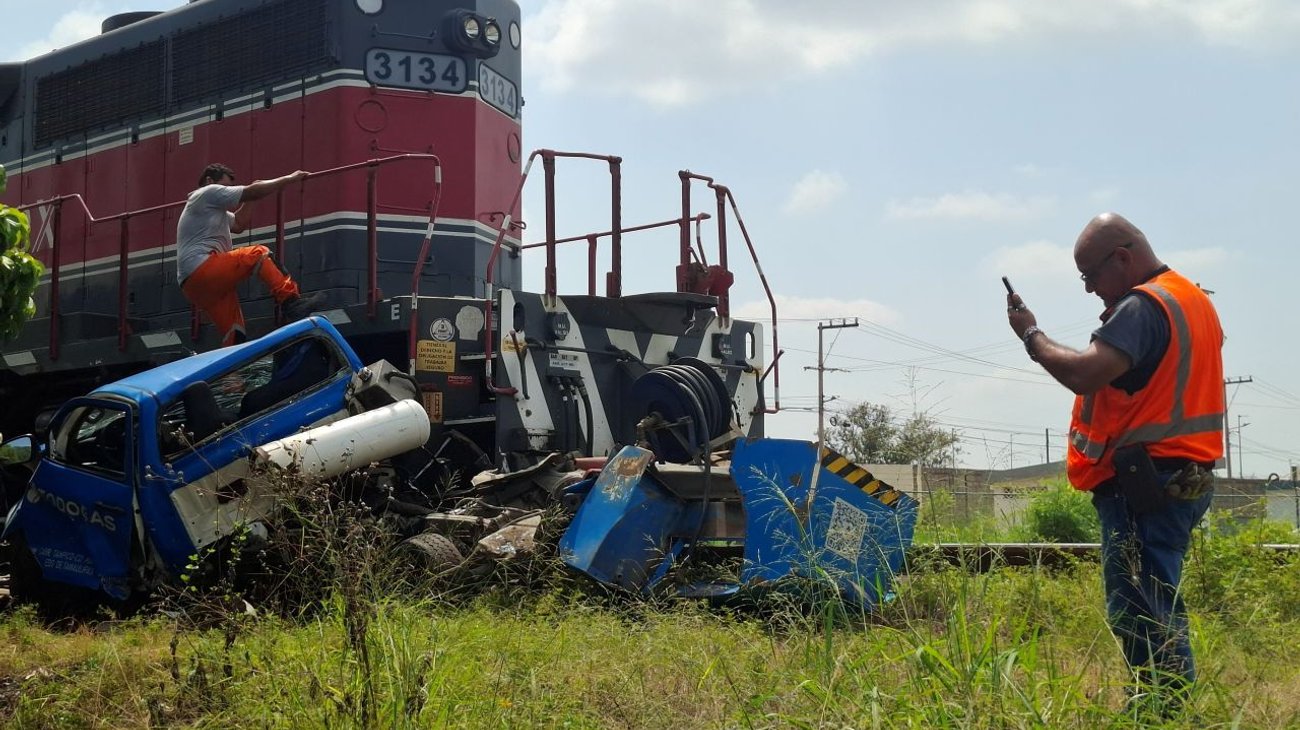 Tren embiste pipa con gas LP; decenas de personas son evacuadas