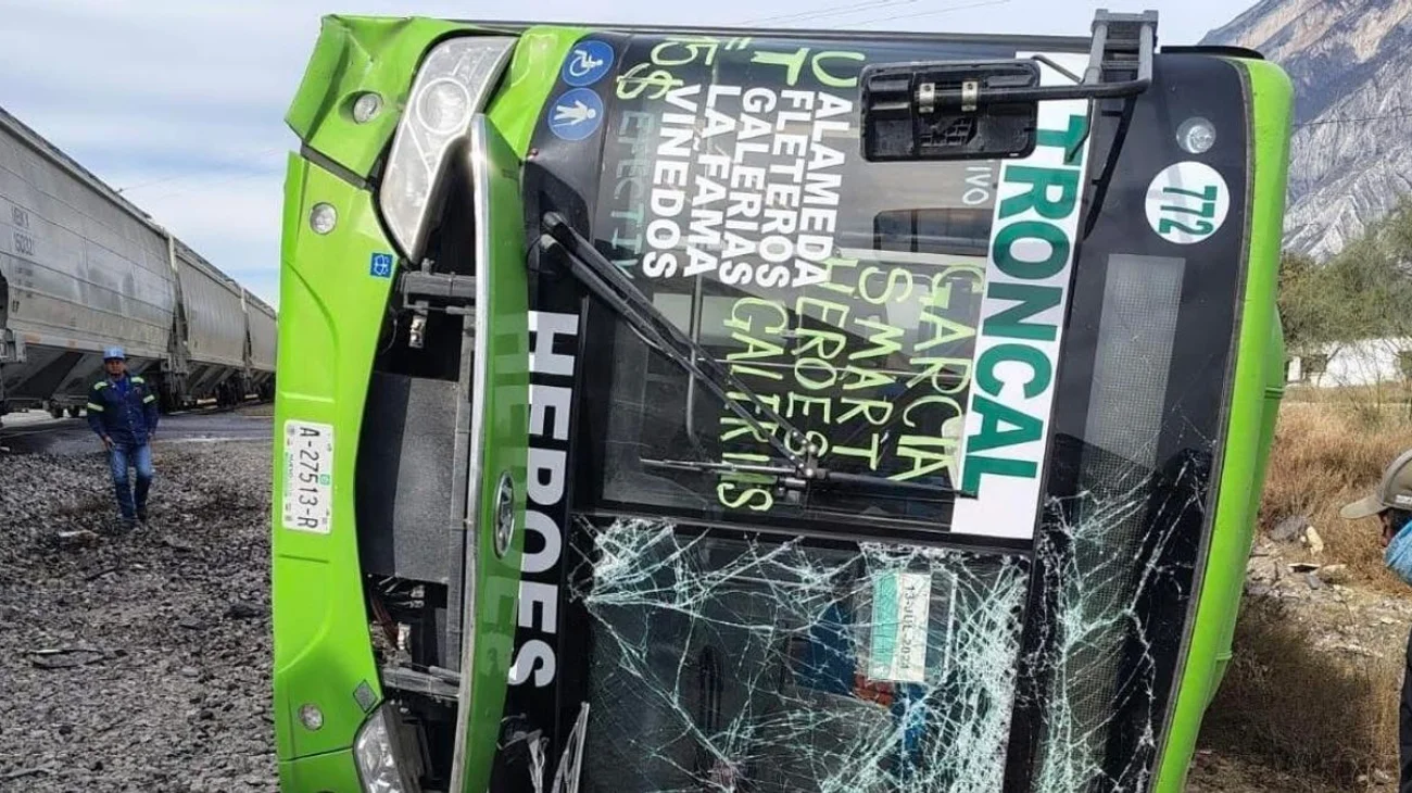 Tren impacta camión urbano que intentó ganarle el paso en García