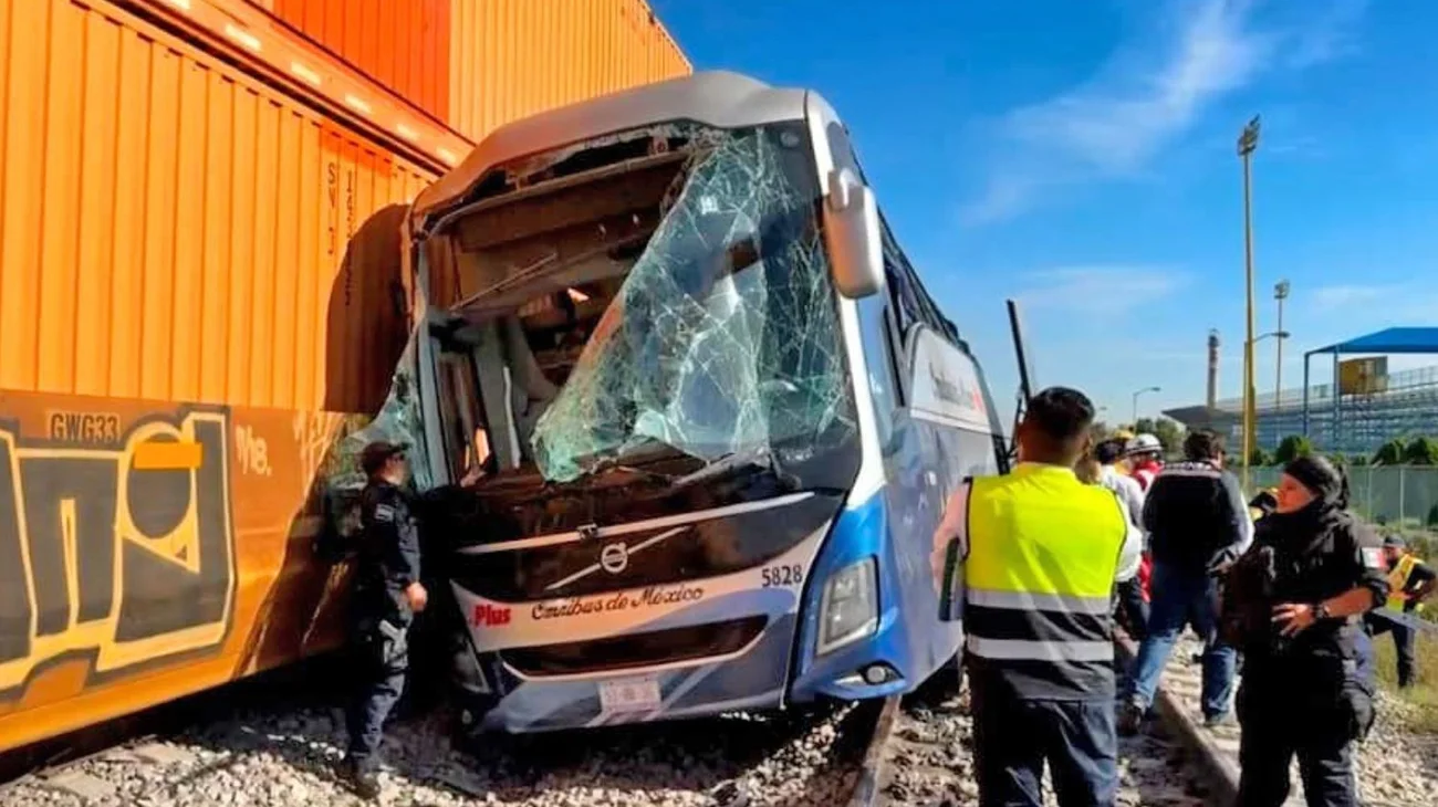 Tren impacta autobús en Saltillo; hay 8 lesionados