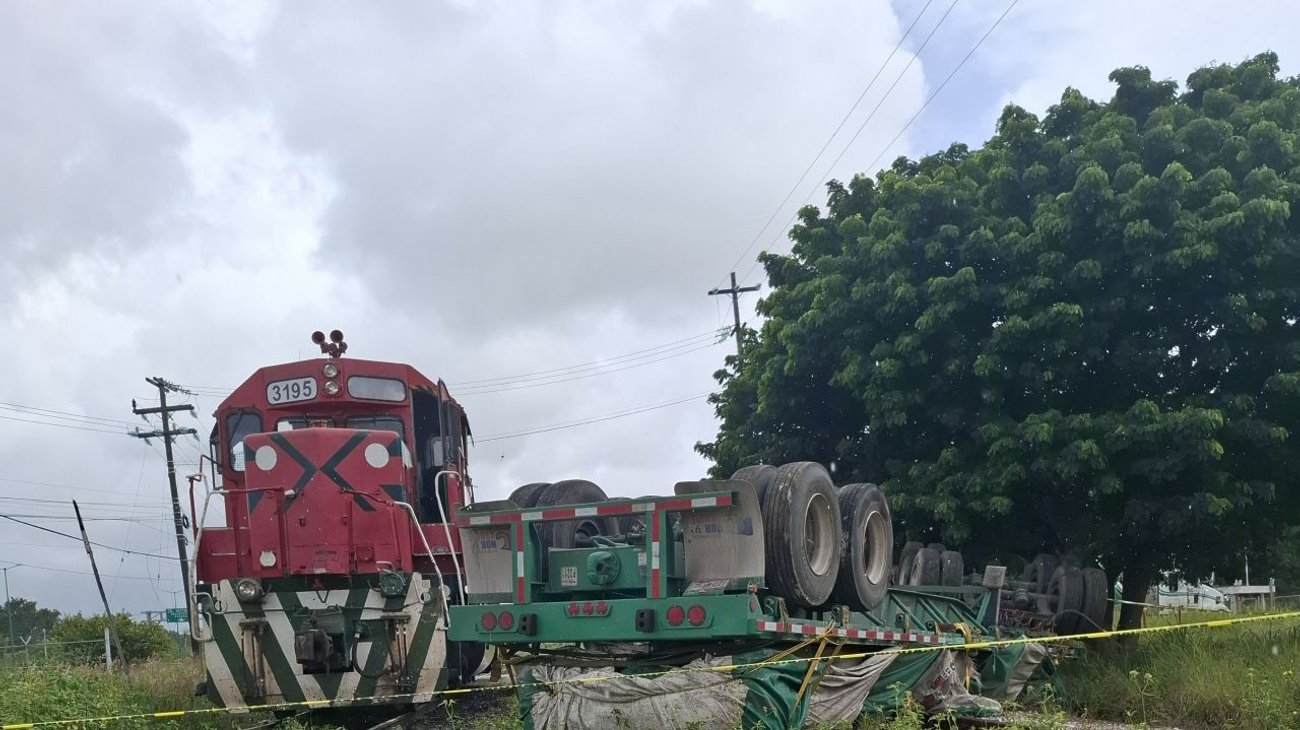 Choca tren de carga y un tráiler en cruce ferroviario de Altamira
