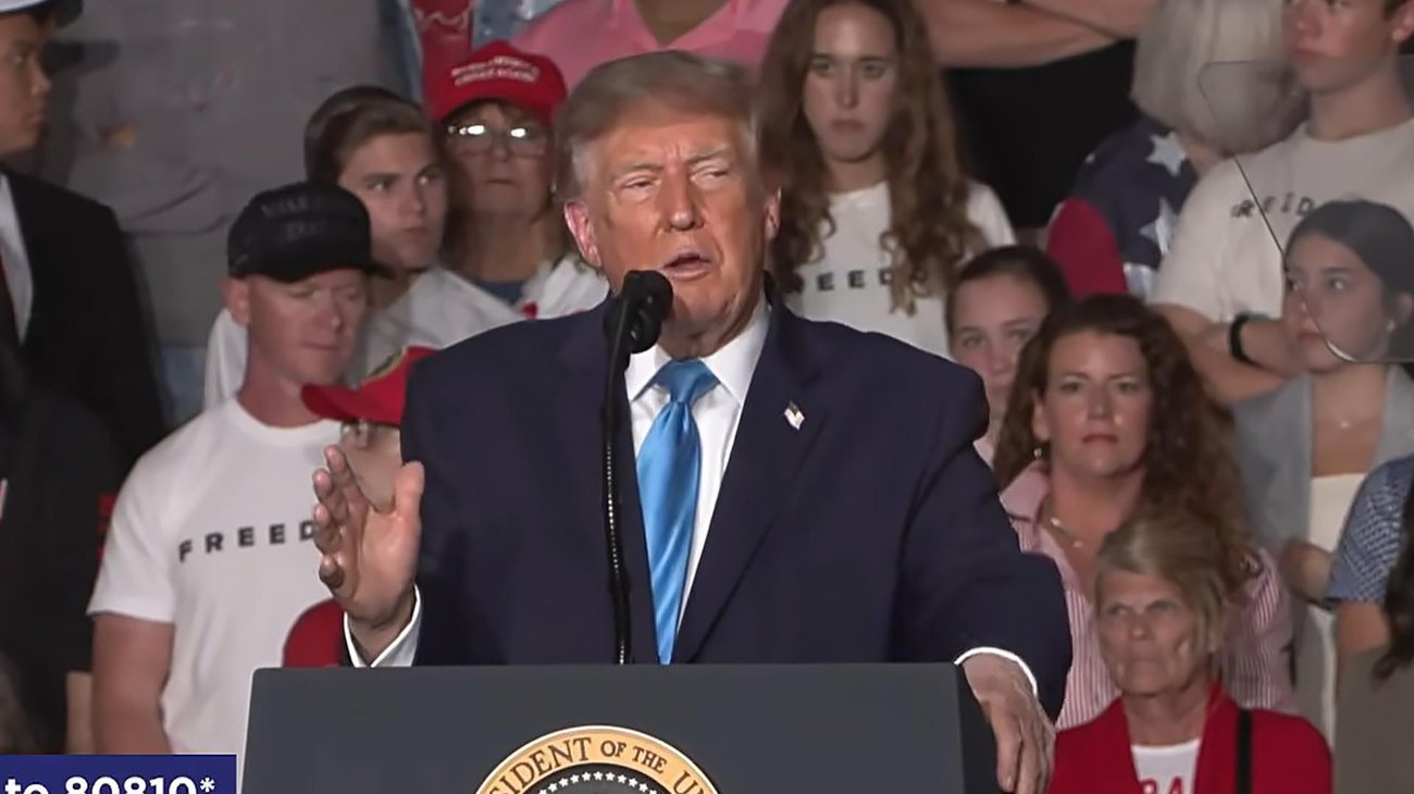 Trump hace campaña en Texas; candidato lo culpa por malos sondeos