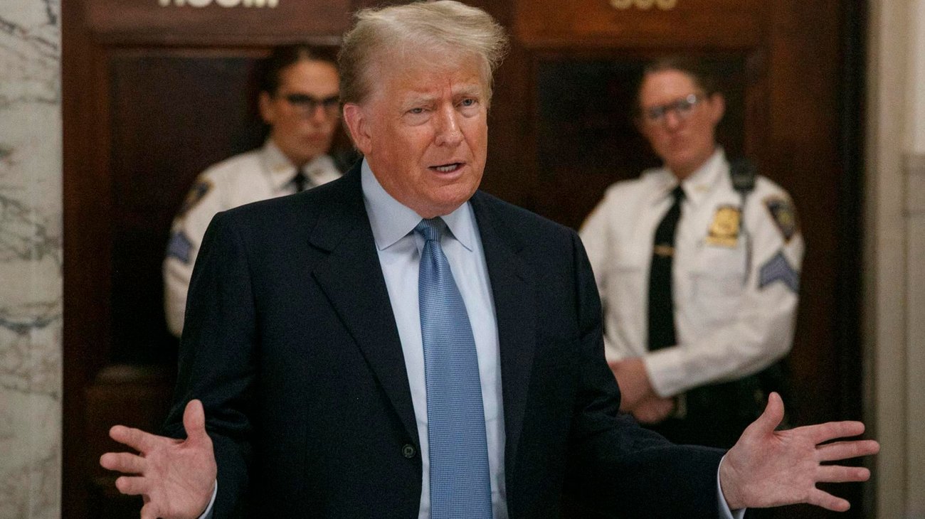 Juez multa a Trump con 5,000 dólares y lo amenaza con cárcel