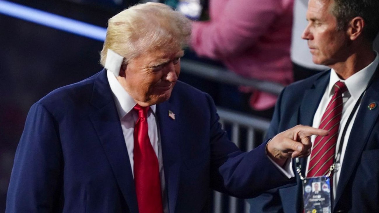 Trump reaparece con la oreja vendada en Milwaukee