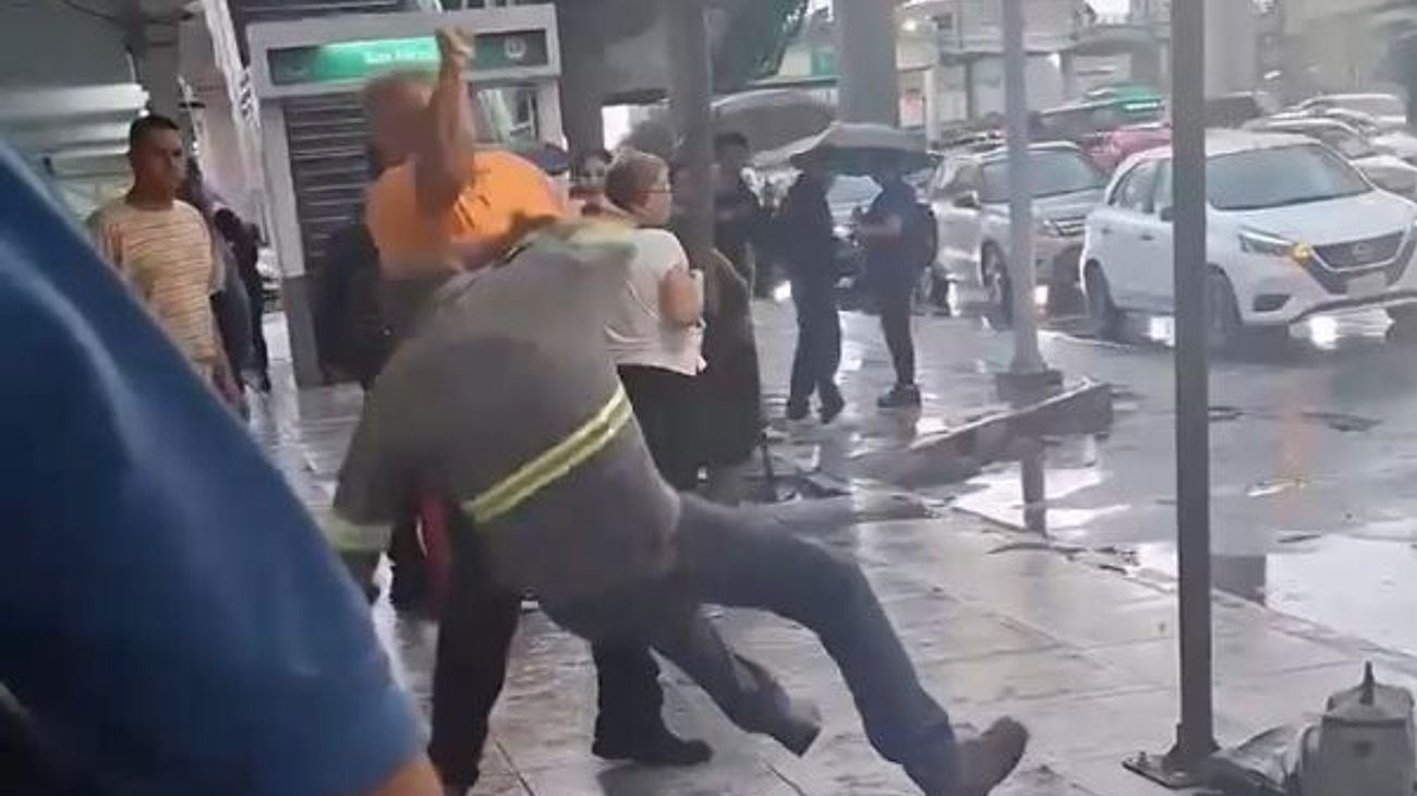 Pelea afuera de una estación del Metro queda captada en video
