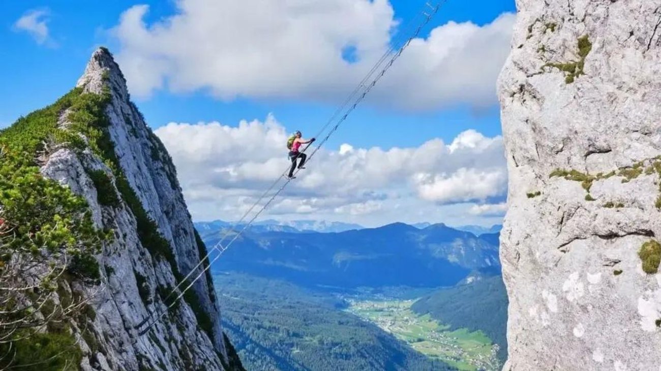 Turista muere tras caer de famosa escalera de 90 metros