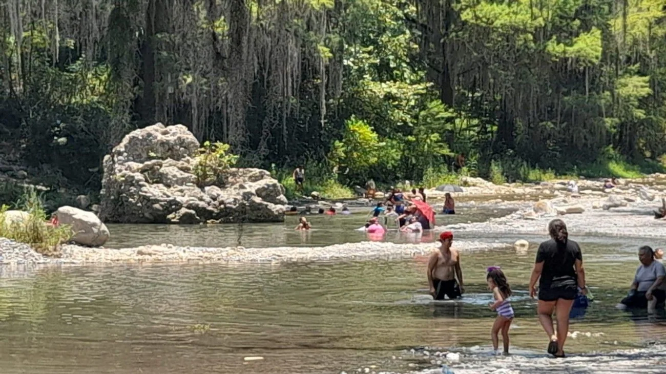 Regios se refrescan en La Peñita ante altas temperaturas