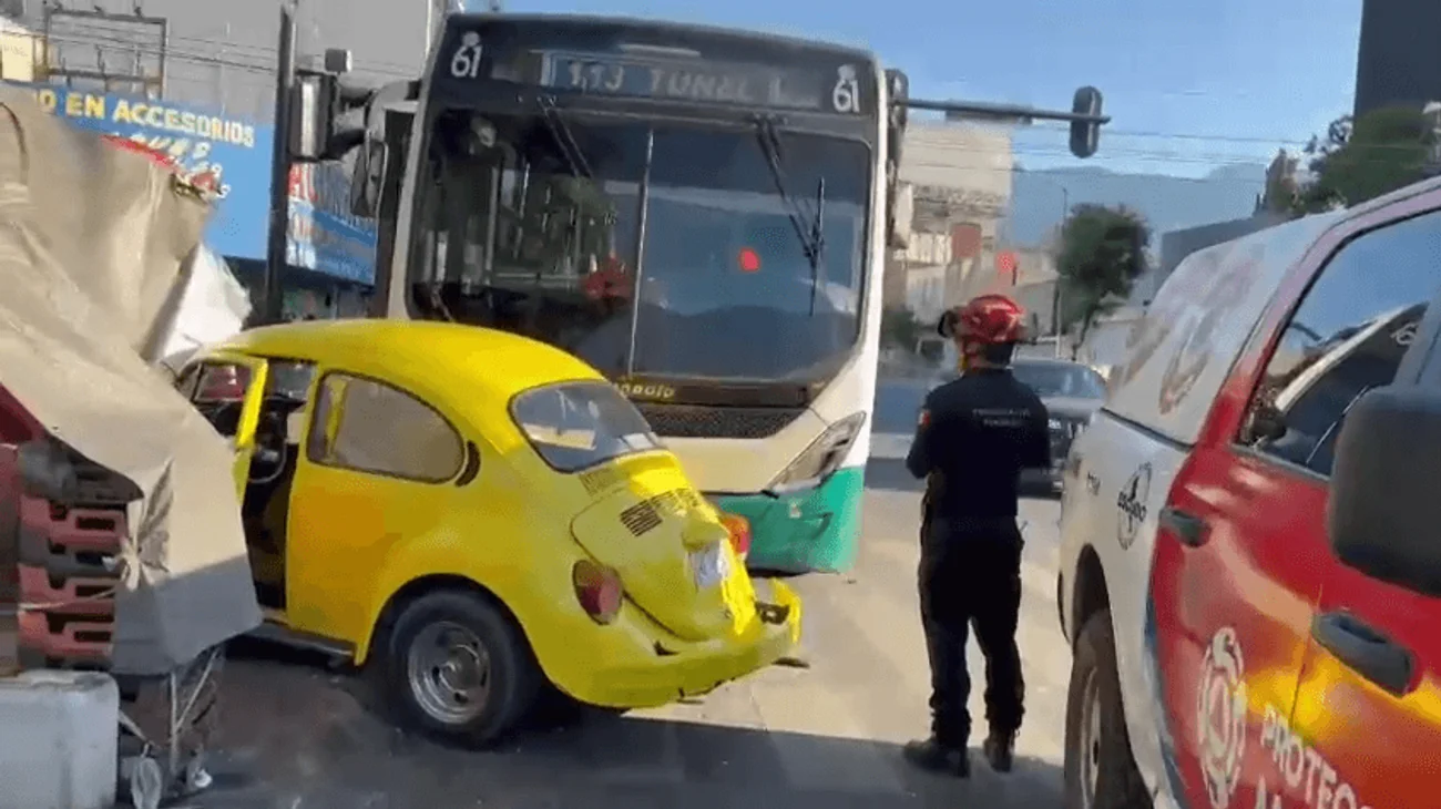 Camión urbano choca bocho en el centro de Monterrey