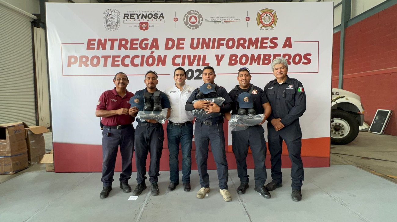 Reciben Bomberos de Reynosa nuevos uniformes para su labor