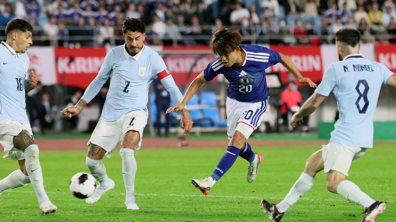Uruguay pierde ante Japón en debut de Forlán como técnico