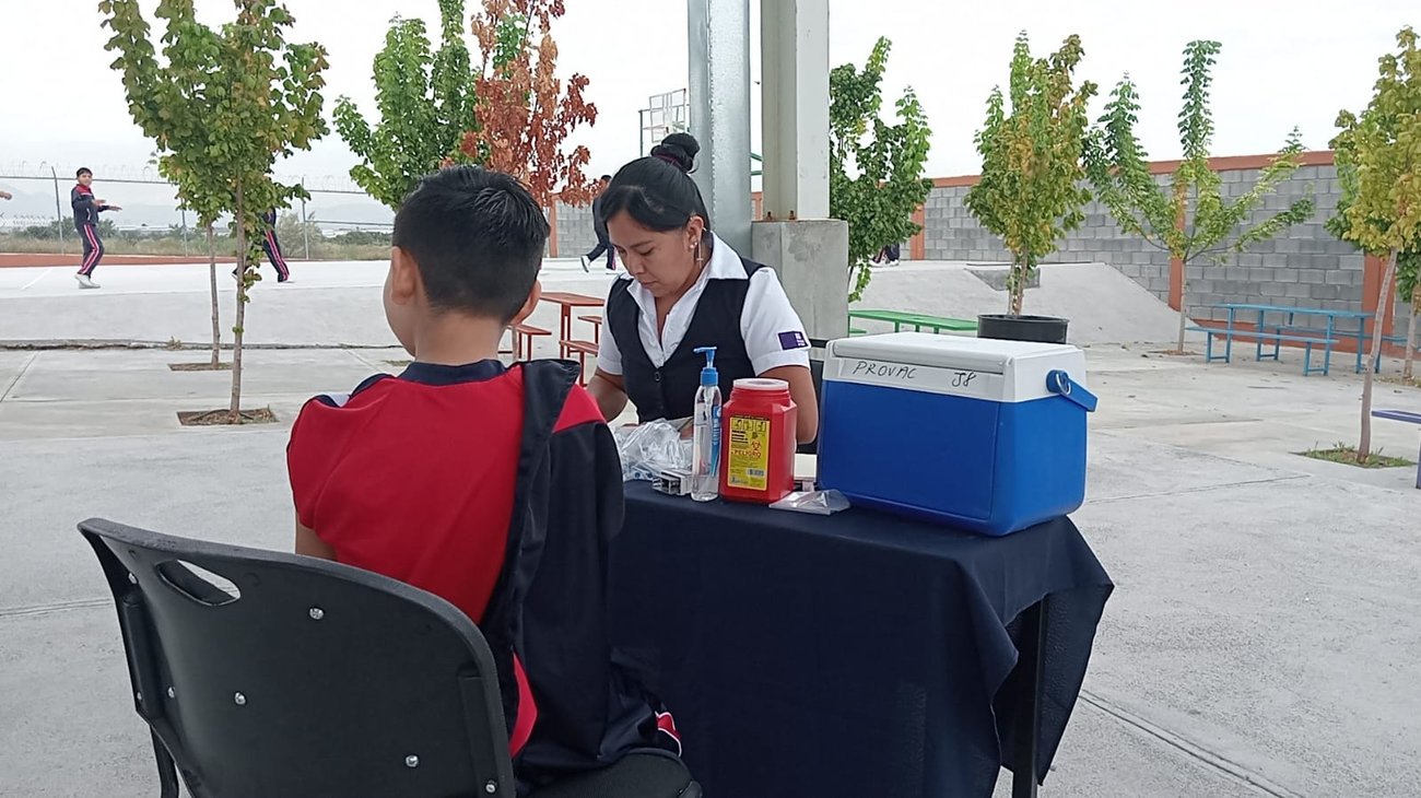 Realizan campaña de vacunación en primaria de Saltillo