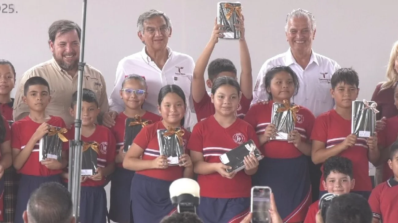 Inicia vacunación en primarias y regalan 163 tabletas