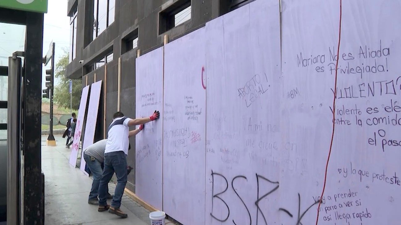 Protegen edificios y comercios sus fachadas previo al 8M