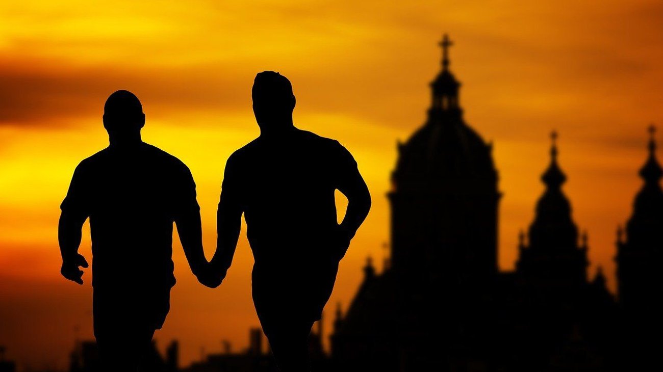 Iglesia Católica acepta bendecir a parejas LGBTQ+