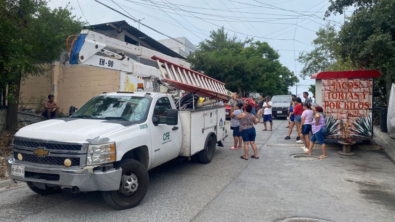 vecinos_bloquean_cuadrilla_de_cfe_por_falta_de_luz_8476def1f0