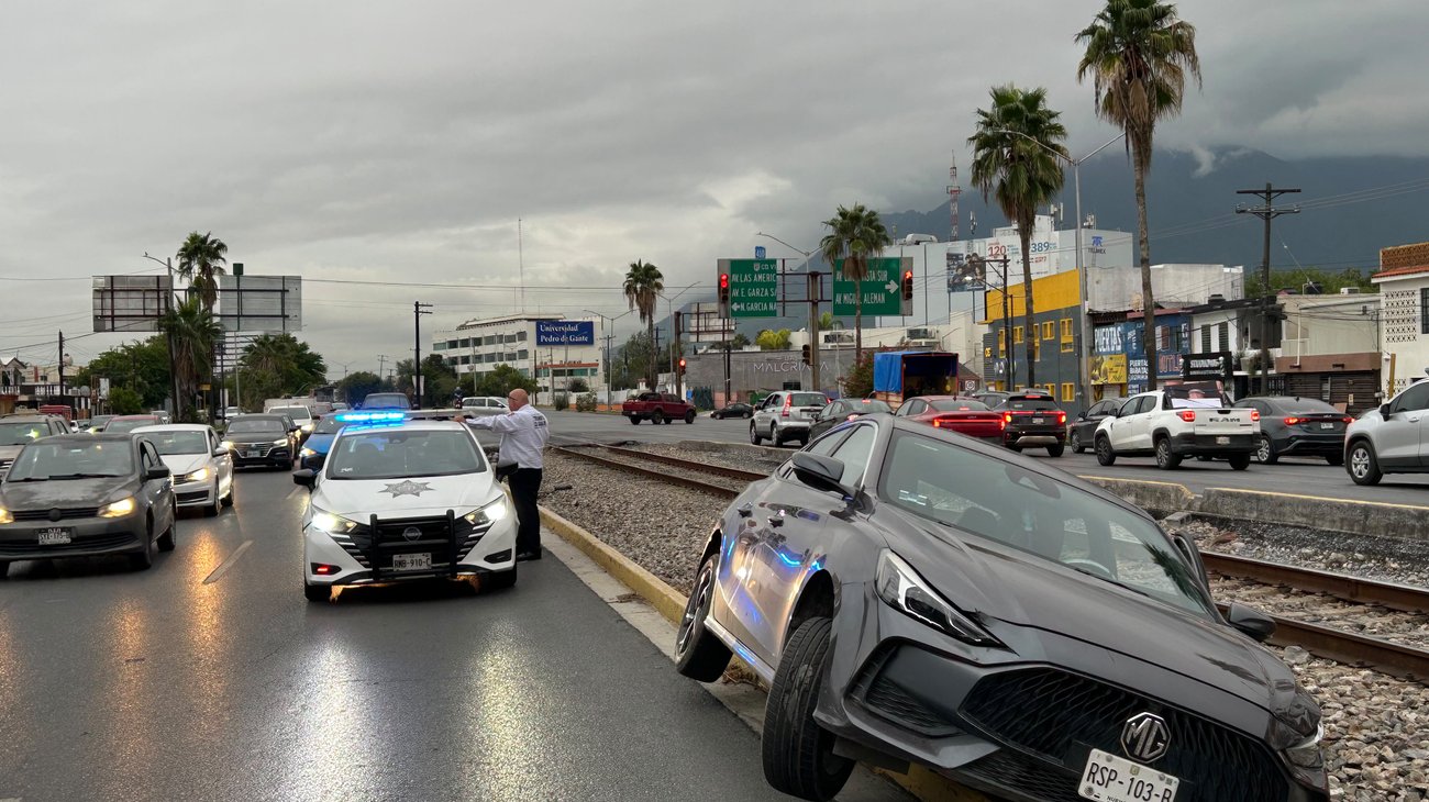 Queda joven atorada en vías del tren por manejar con celular