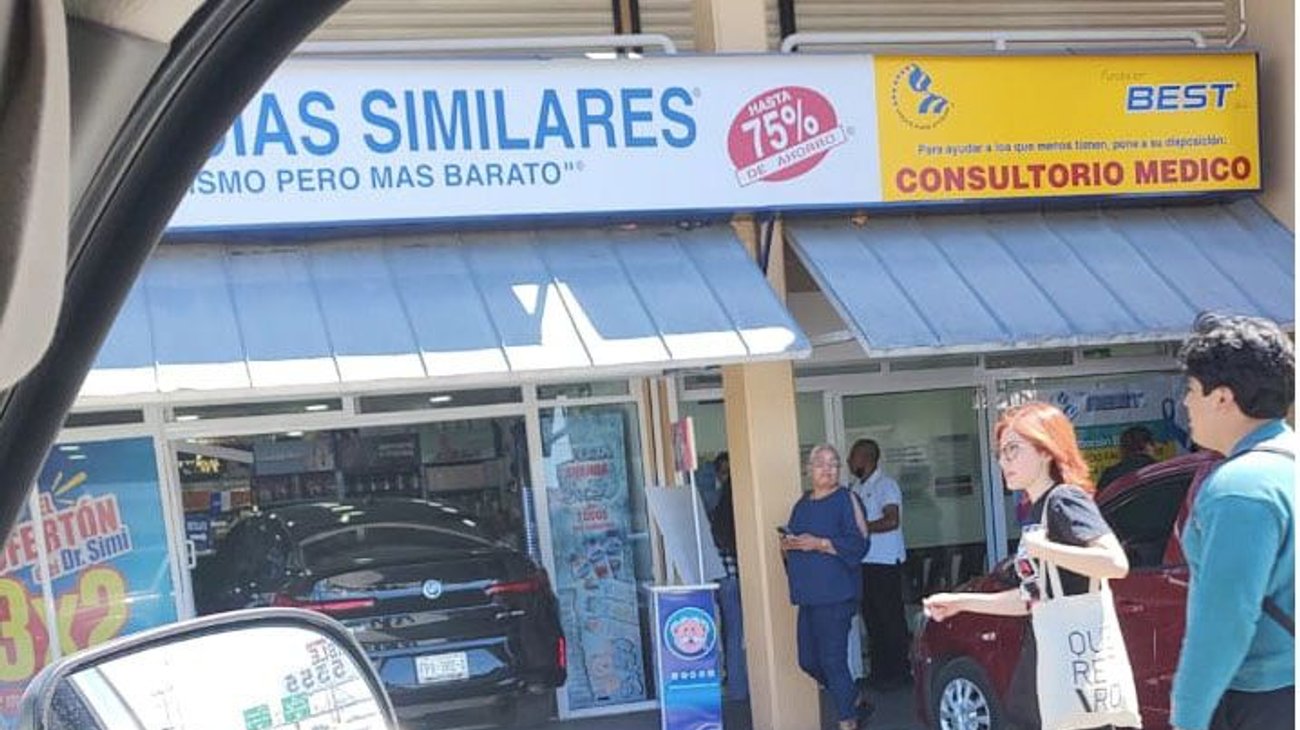 Conductora se mete a farmacia con todo y vehículo