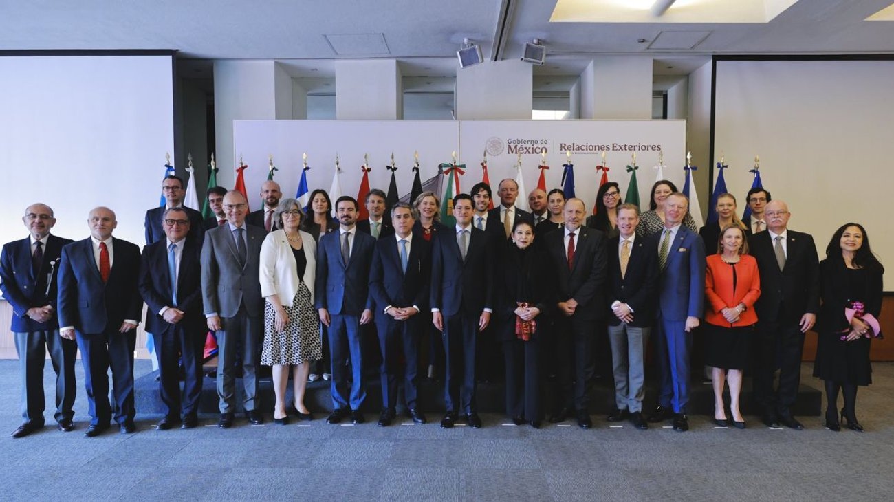 velasco_recibe_miembros_ue_para_estrechar_lazos_ante_cumbre_0135b0a63d