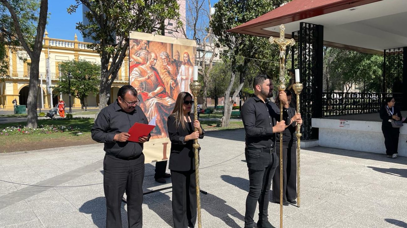 Realiza Catedral de Monterrey Viacrucis meditado