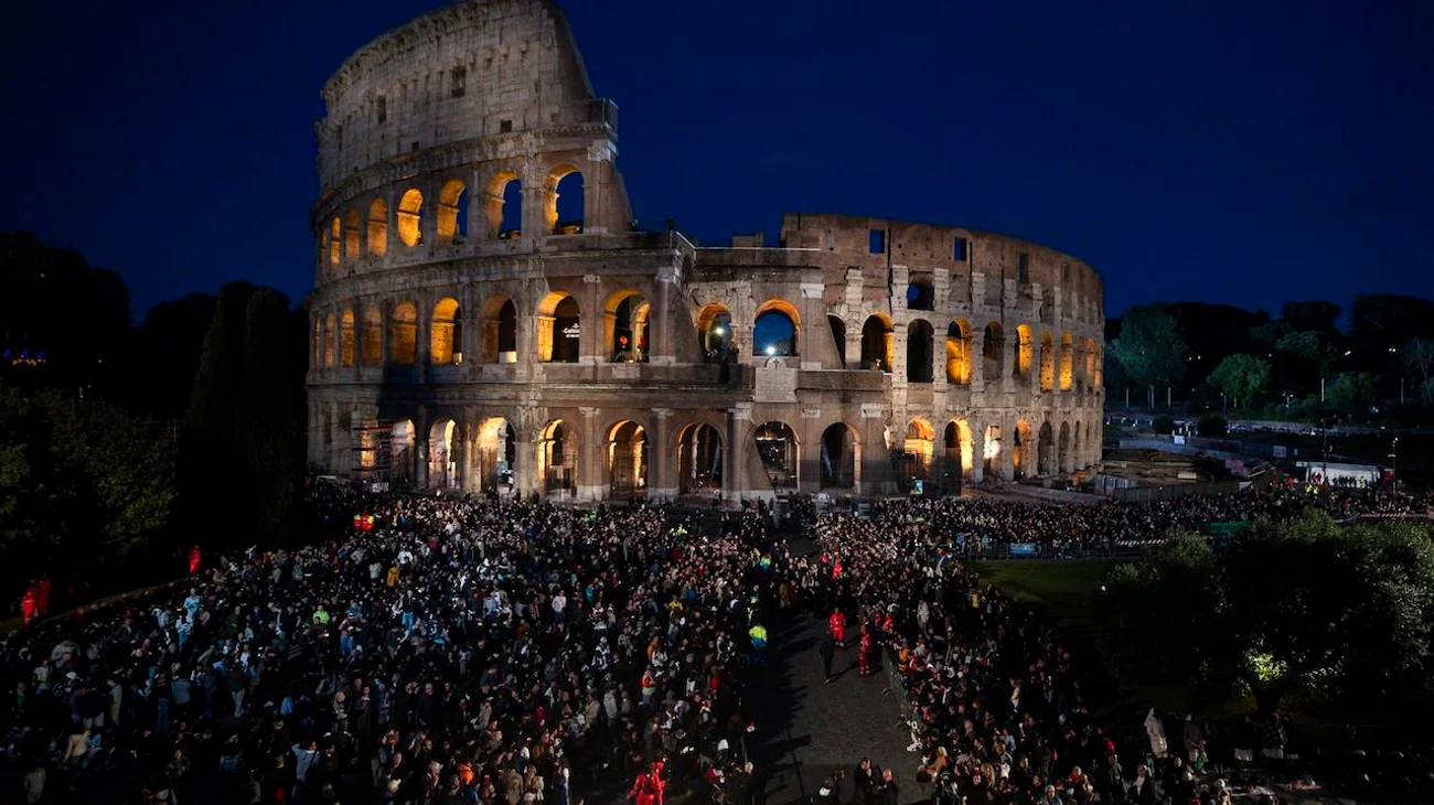 Guían las meditaciones del papa el Viacrucis en el Coliseo