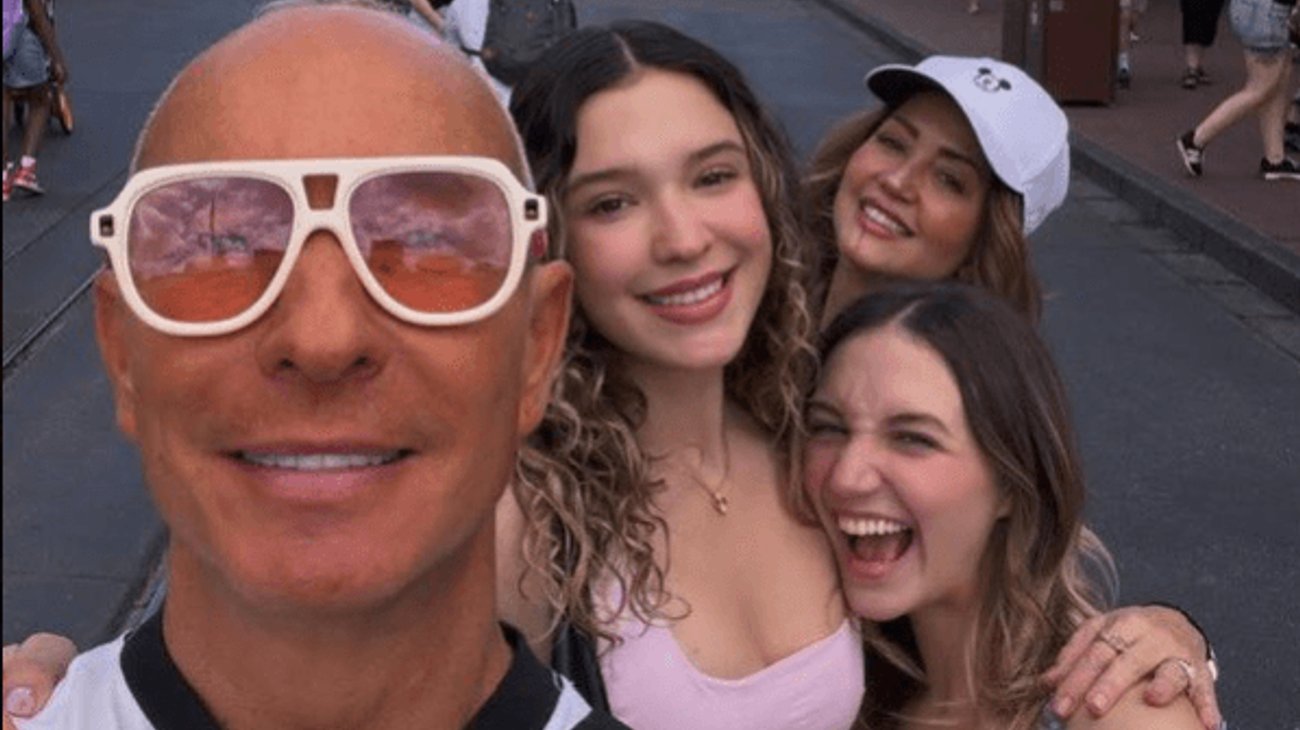 Andrea Legarreta y Erik Rubín viajan con sus hijas y sin parejas 