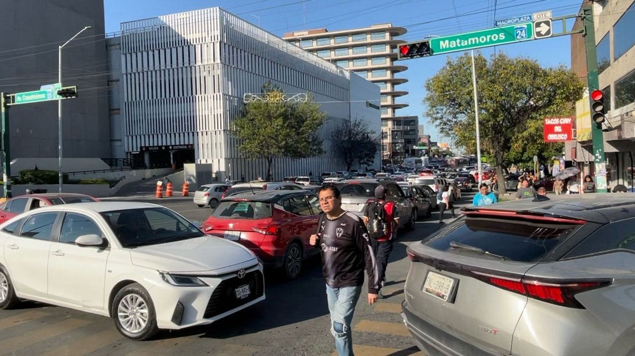 Colapsa el tráfico en Monterrey incluso en fin de semana