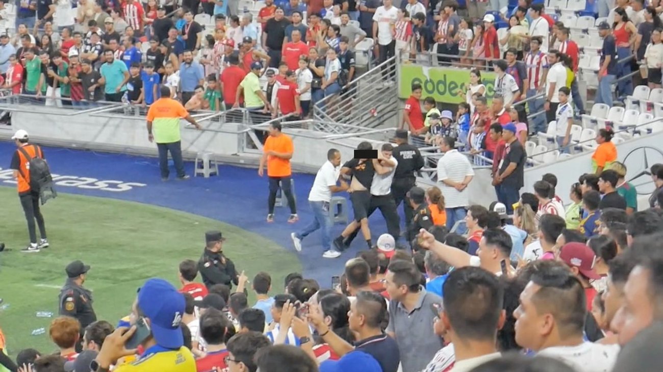 Vinculan a proceso a tres por ingresar a cancha de Rayados