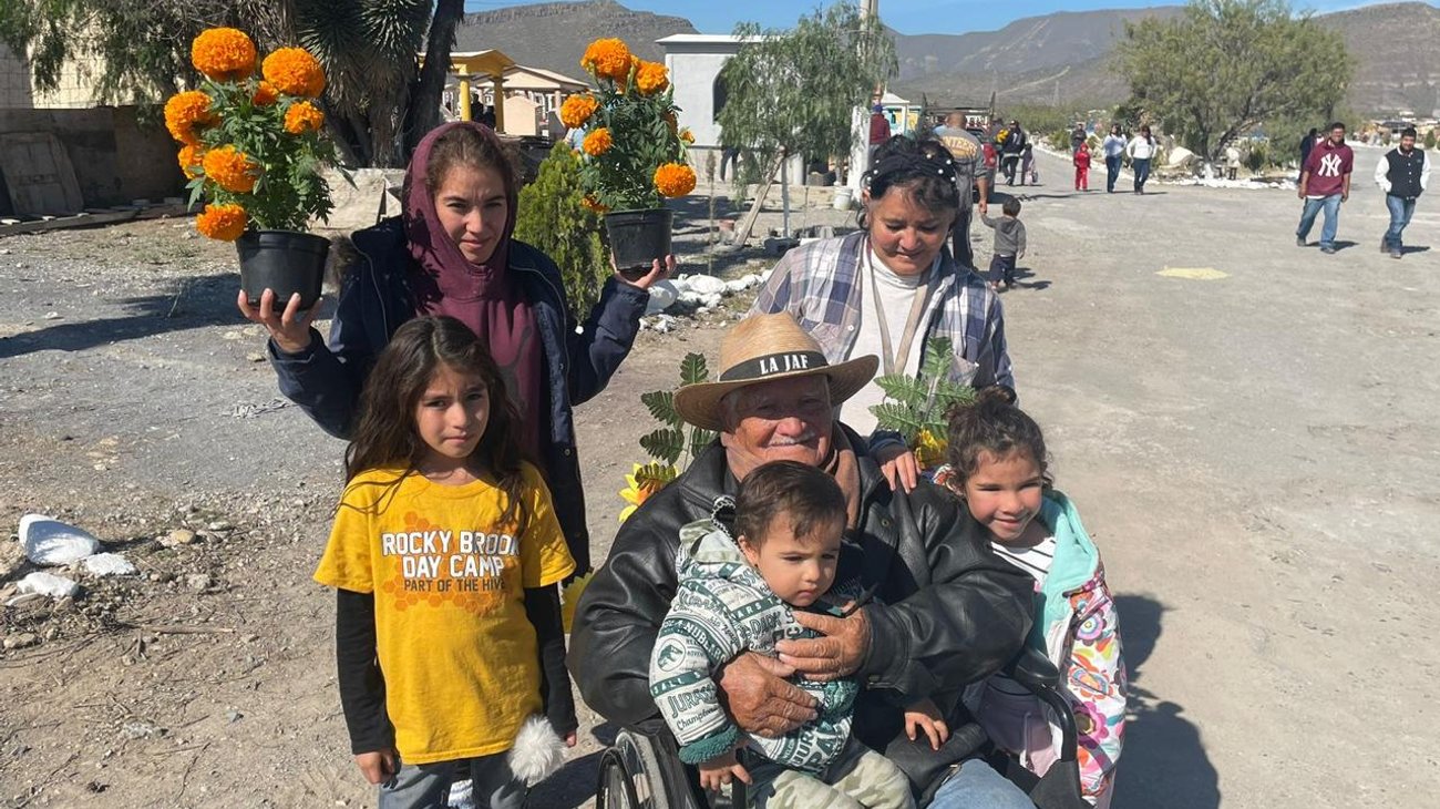 Inculcan abuelos a sus nietos tradición del Día de Muertos