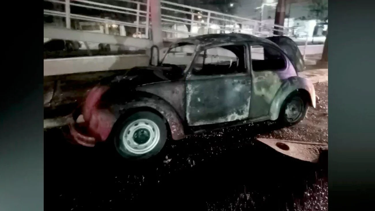 Fuego consume vehículo sobre la avenida Nogalar